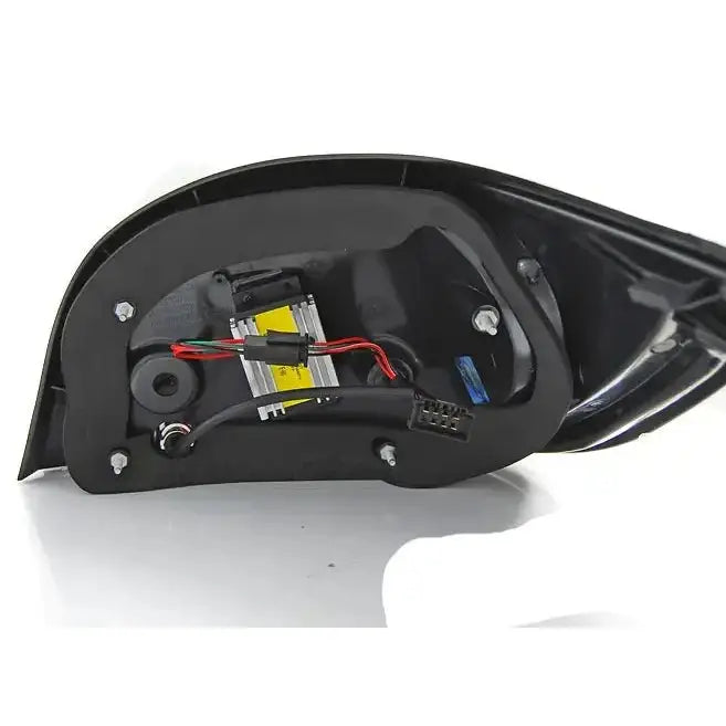 Baklykt Bmw E60 Red Smoke LED Bar sett bakfra med synlige ledninger og kontaktpunkt for montering.