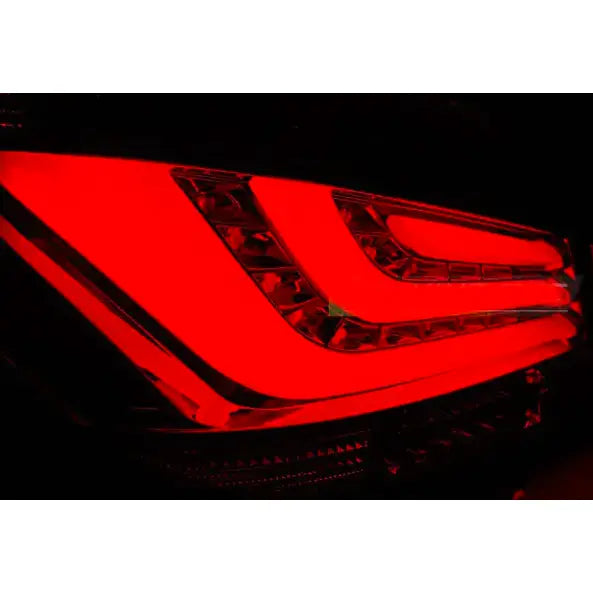 Baklys Bmw E60 03.07-12.09 med rød LED-bar og moderne vinklet design mot svart bakgrunn.