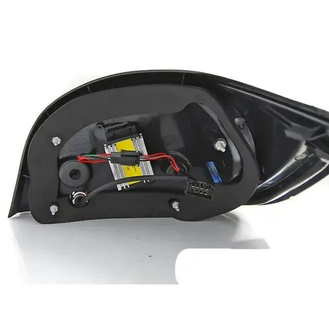 Baklykt Bmw E60 LED bakside med synlige ledninger, elektronikk og metallfester fra skrå vinkel.