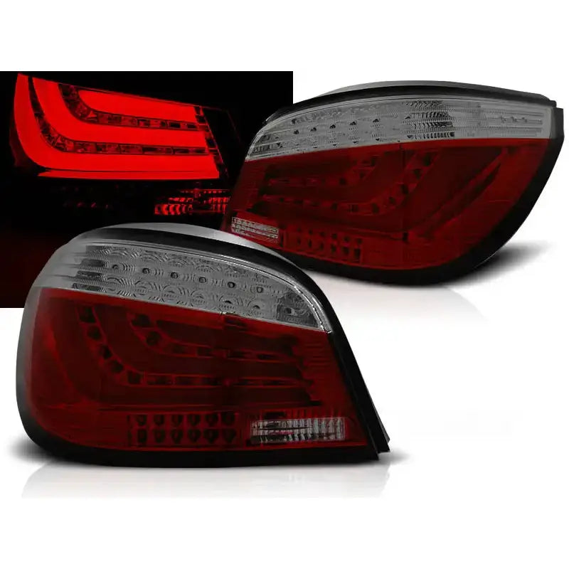 Baklykter Bmw E60 Red Smoke LED Bar fotografert skrått, synlige LED-elementer og tent lys.