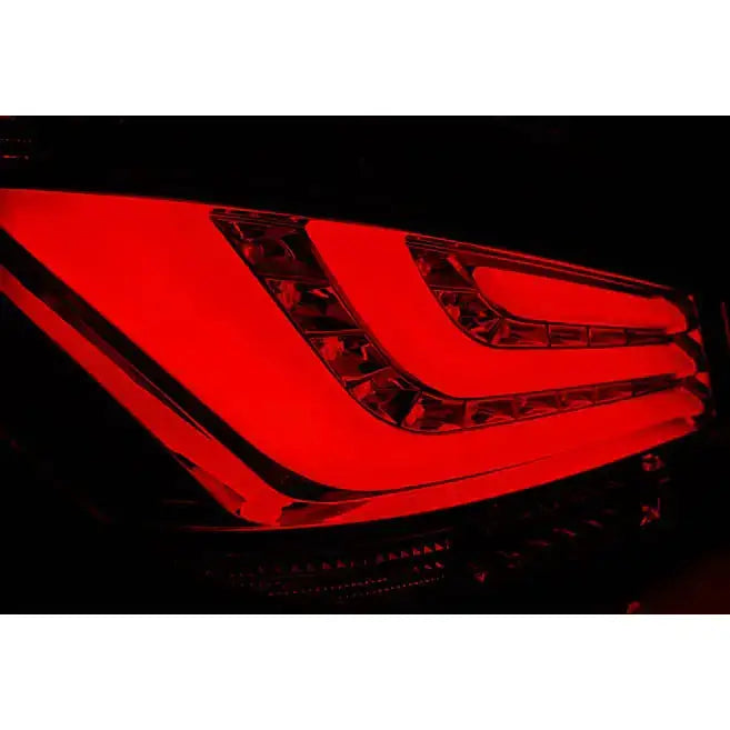 Baklykter BMW E60 Red Smoke LED Bar nærbilde med opplyst rødt lys og geometrisk design.