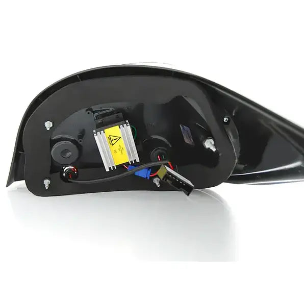 Baklys Bmw E60 Red Smoke LED Bar vist fra undersiden med synlige ledninger og elektriske komponenter.