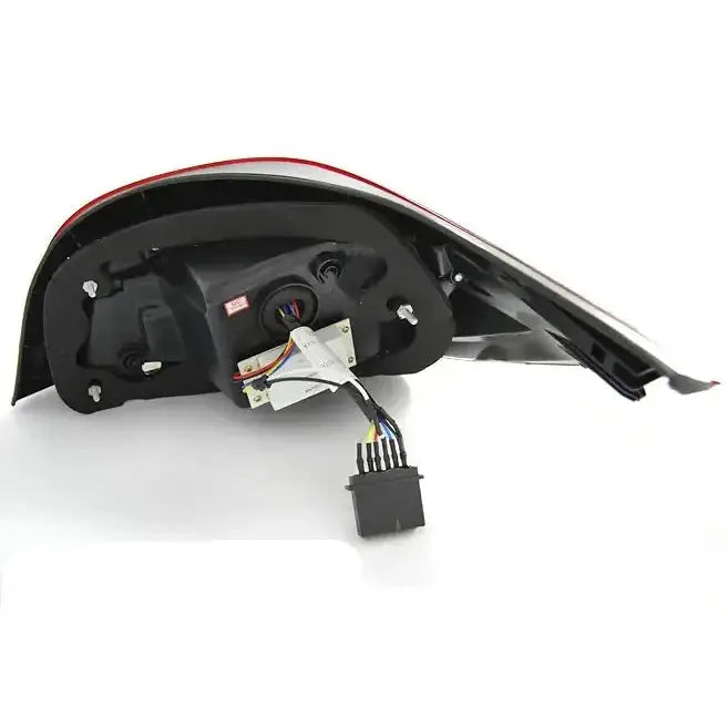 Baklykt Bmw E60 LED Bar bakside med synlige ledninger, kontakt og festeskruer i svart og rødt.