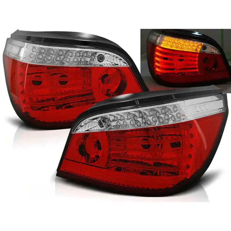 Baklykter Bmw E60 07.03-07 med rød og klar linse, svart kant og LED, sett fra skrå vinkel.