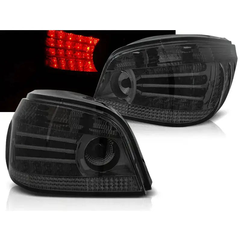 Baklykter Bmw E60 07.03-07 smoke LED sett fra skrå vinkel med røde lys tent i mørket.