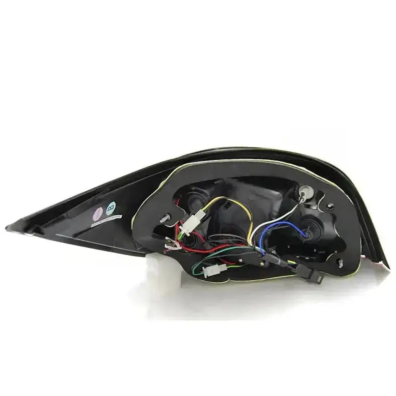 Baklykter Bmw E60 LCI Red White Led SEQ bakside med synlige ledninger og kontakter fra skrå vinkel.