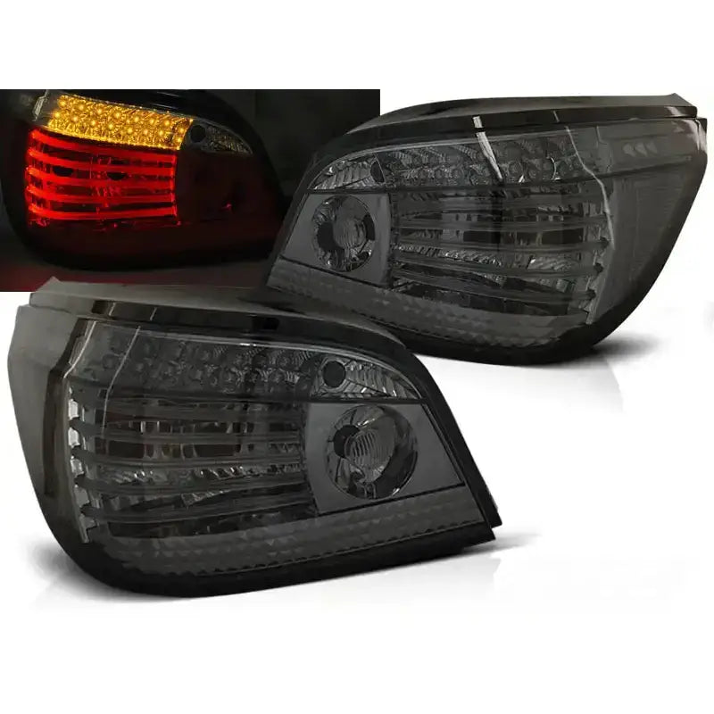 Baklykter Bmw E60 LCI 03.07-12.09 smoke LED vises skrått forfra med lys tent i rødt og gult.