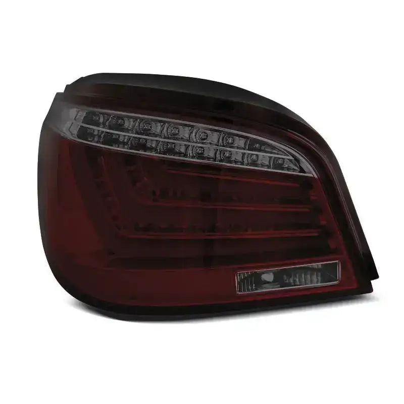 Baklykter Bmw E60 LCI 07-10 med Red Smoke LED Bar, sett skrått forfra mot hvit bakgrunn.