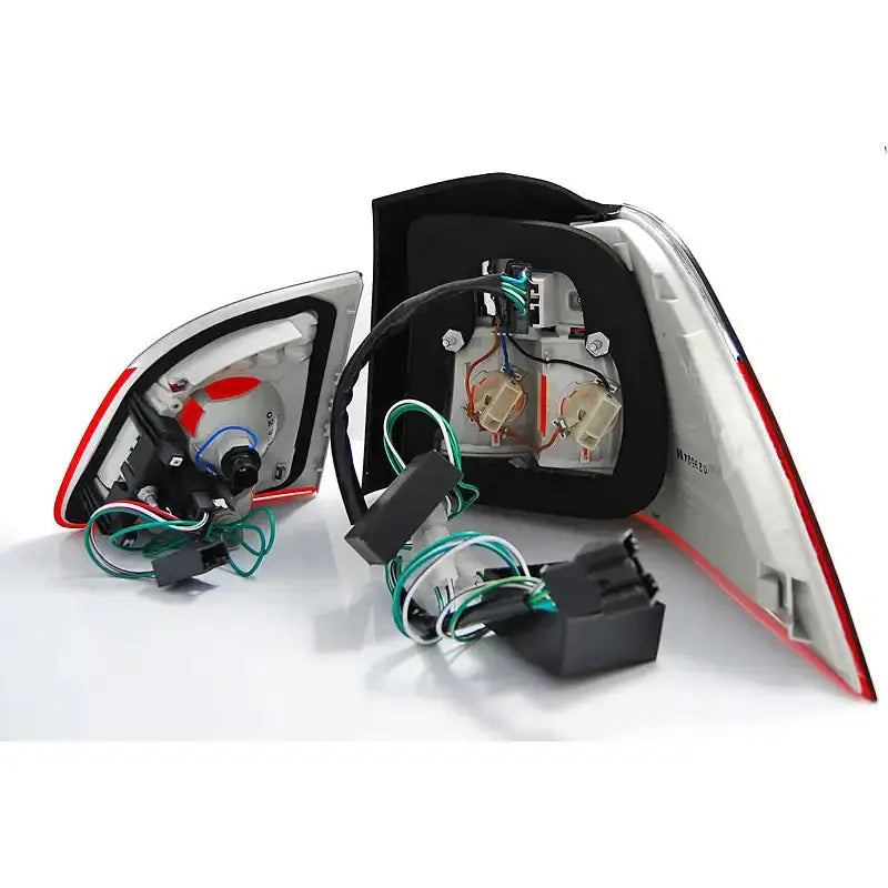 Baklykt Bmw E61 Touring sett bakfra med synlige ledninger og kontakter, røde og grå detaljer.