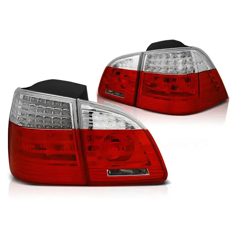Baklykt BMW E61 Touring med røde og hvite LED-lys, vist i trekvart vinkel mot hvit bakgrunn.