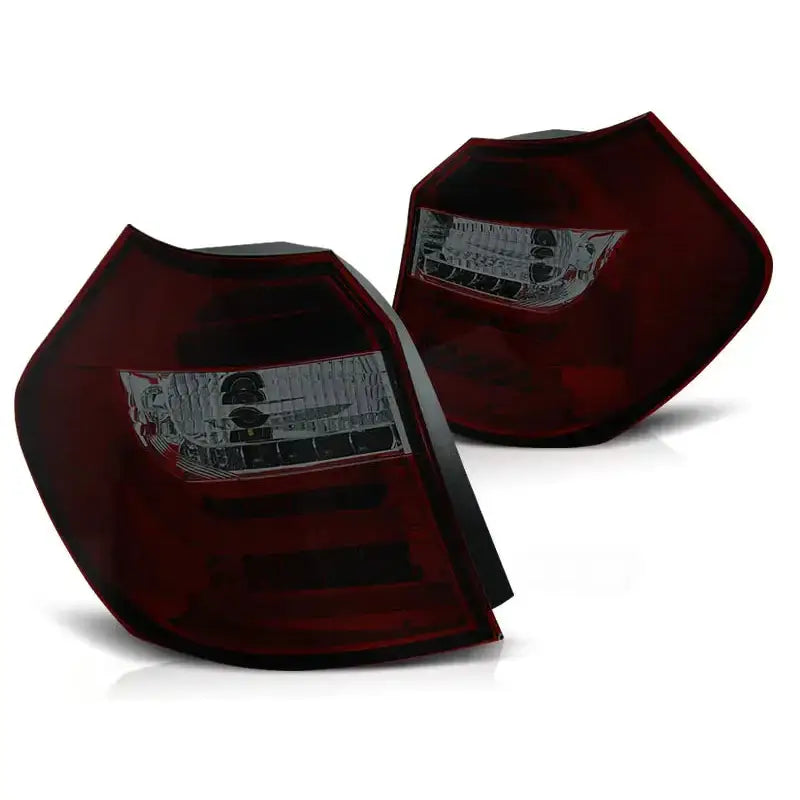 Baklykt Bmw E87/E81 Red Smoke LED Bar, mørkerød med klare detaljer, sett fra skrå vinkel.