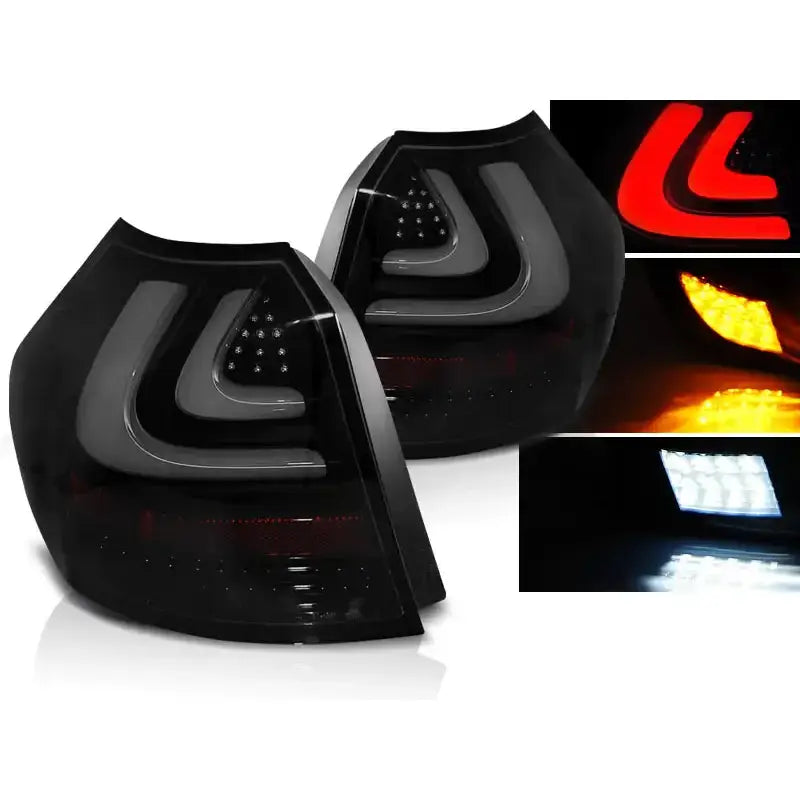 Baklykter Bmw E87/E81 med smoke black LED Bar, sett fra skrå vinkel og lysene tent.