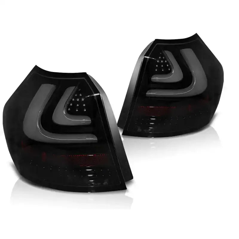 Baklykt Bmw E87/E81 04-08.07 med smoke black LED-bar, sett skrått mot hvit bakgrunn.