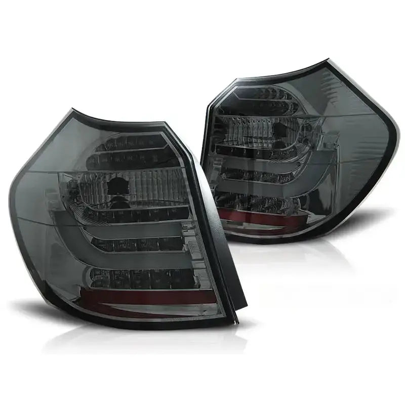 Baklykt Bmw E87/E81 04-08.07 smoke LED bar med horisontale lyssoner, sett fra vinkel.