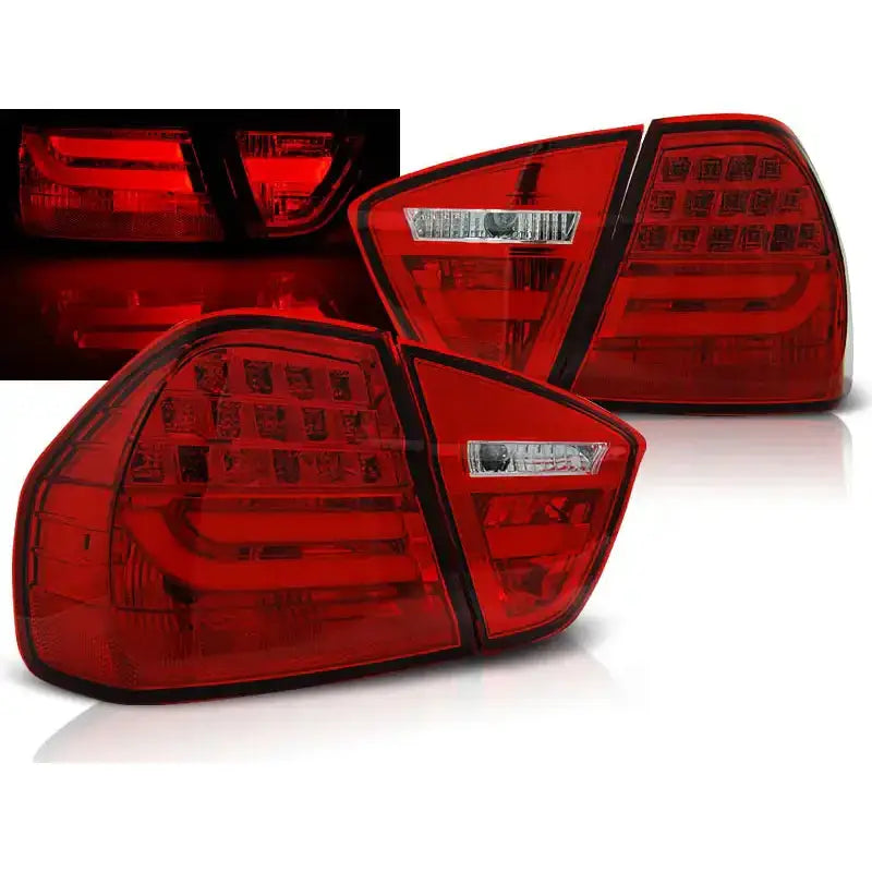 Baklykter Bmw E90 LED i rød plast med klare felter, sett skrått, med opplyste detaljer i mørket.