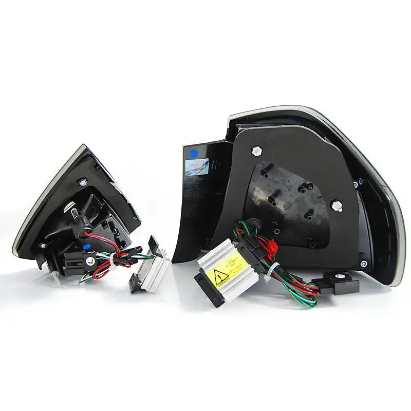 Baklamper Bmw E90 Red Led vist fra baksiden med ledninger, elektroniske moduler og metallfester.