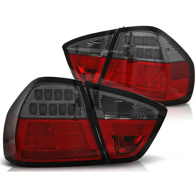 Baklykt Bmw E90 Red Smoke LED Bar med klart og rødt glass, sett fra skrå vinkel mot hvit bakgrunn.