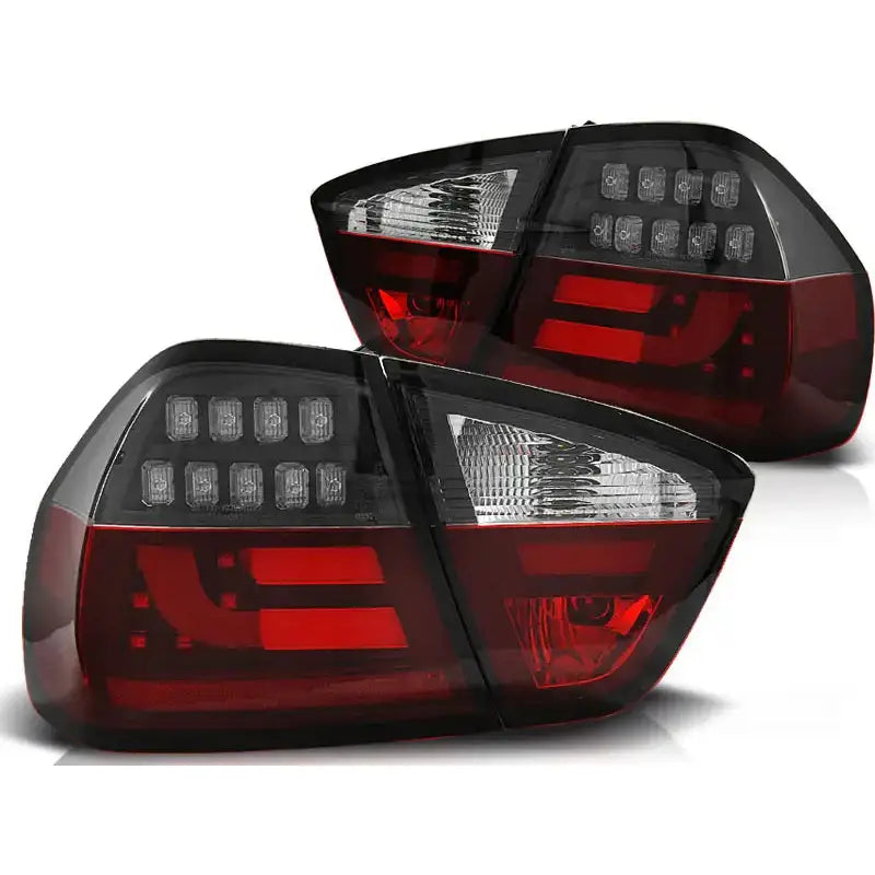 Baklykt Bmw E90 LED, svart og rød plast med klare LED-segmenter, sett fra skrå vinkel.