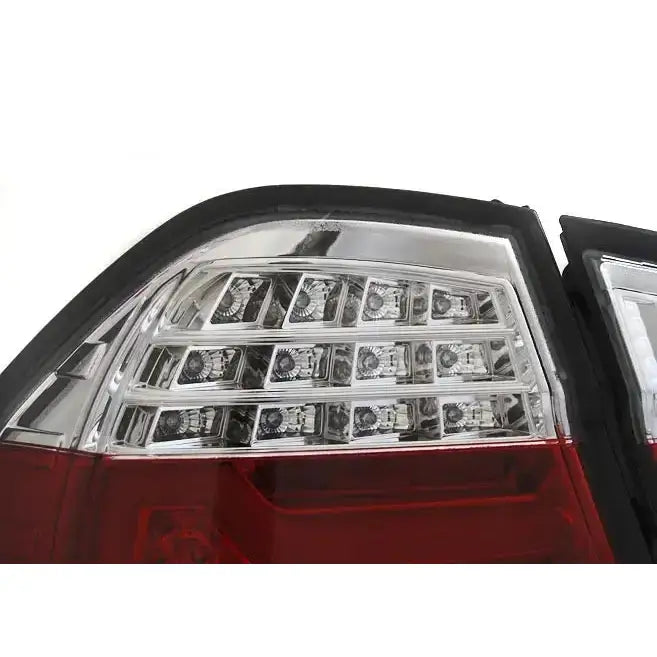 Baklamper Bmw E90 LED baklykt i klar og rød plast, nærbilde fra skrå vinkel med synlige LED-elementer.