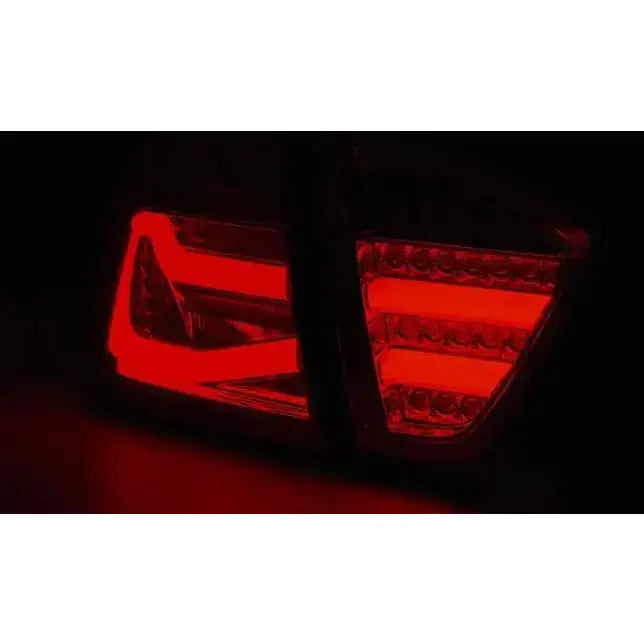 Baklykter Bmw E90 Red White LED Black Bar sett fra skrå vinkel i mørkt miljø.