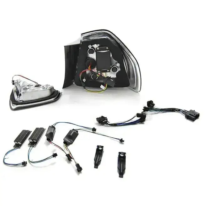 Baklamper Bmw E90 Red White Led Black Bar med synlige ledninger og koblinger på hvit bakgrunn.