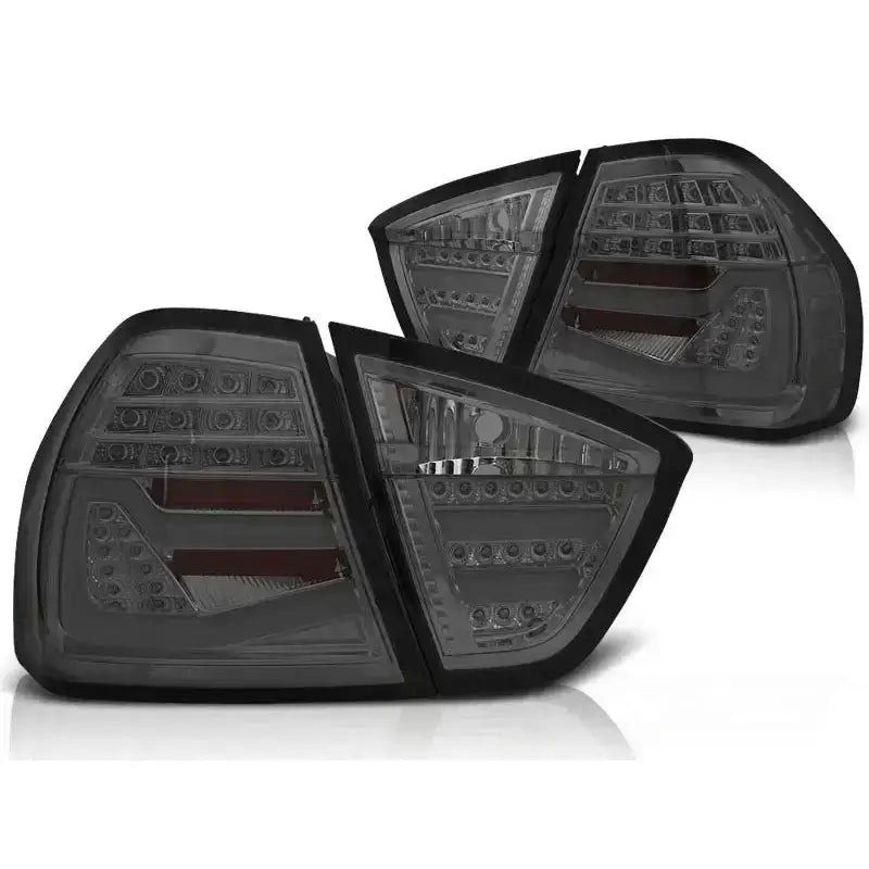 Baklykt Bmw E90 smoke LED bar med sotet glass og røde felt vist fra skrå vinkel.