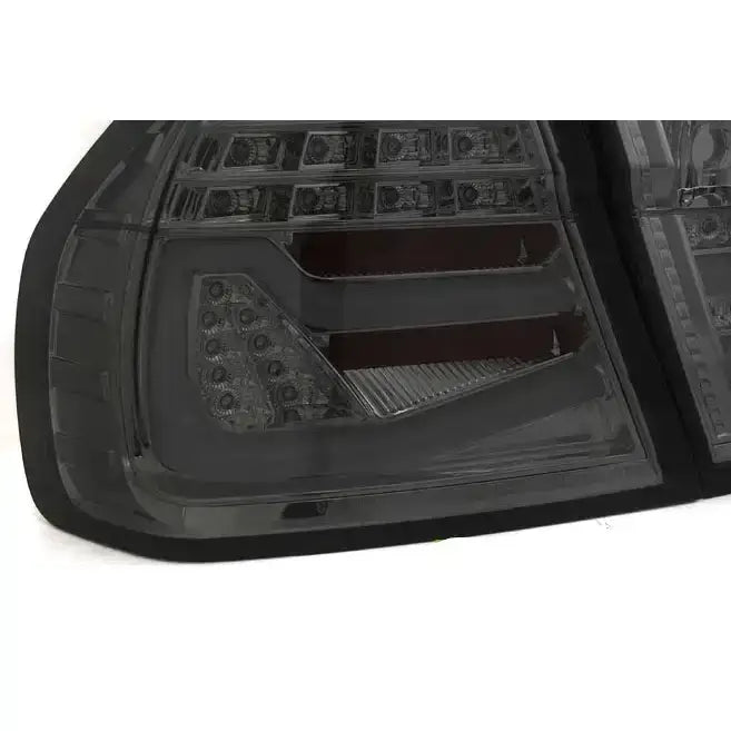 Baklys Bmw E90 sotet LED baklykt med flere lyskammere og refleks, nærbilde fra skrå vinkel.