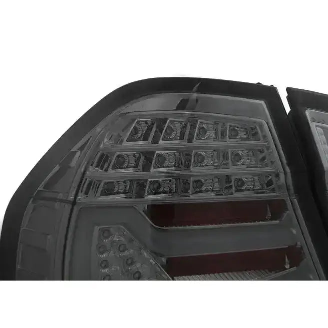 Baklamper Bmw E90 sotet LED baklykt med markerte linjer og reflektorer, vist fra skrå vinkel.