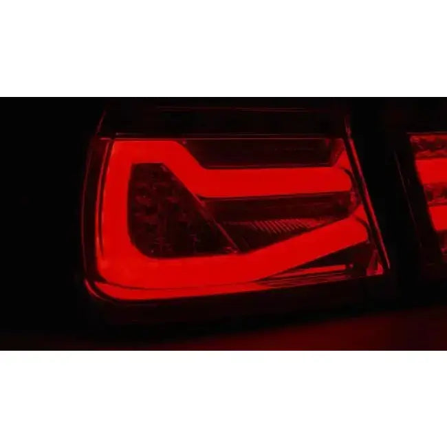 Baklykt Bmw E90 Smoke LED Bar vist med rød belysning og moderne vinklet lysdesign i mørkt miljø.