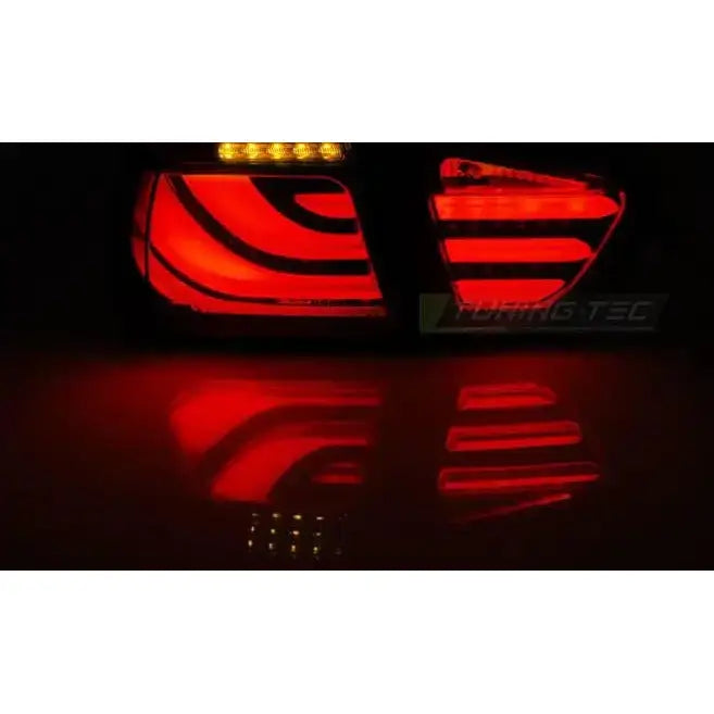 Baklamper Bmw E90 09-11 Red Led Bar med rødt LED-lys, sett bakfra i mørkt rom.