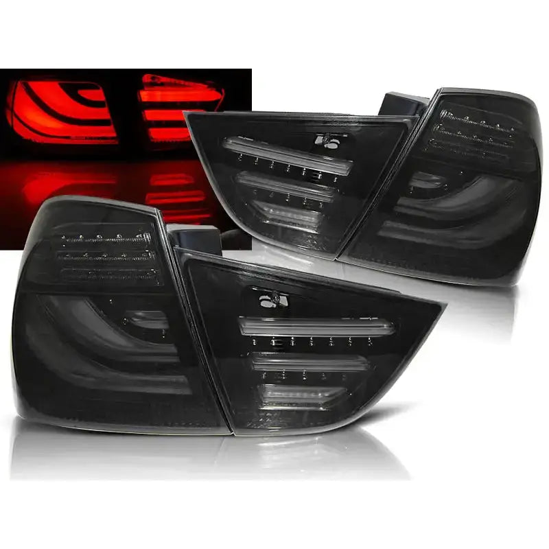 Baklykter Bmw E90 09-11 Smoke Black LED Bar med røkt glass, vist skrått, LED-lys tent øverst til venstre.