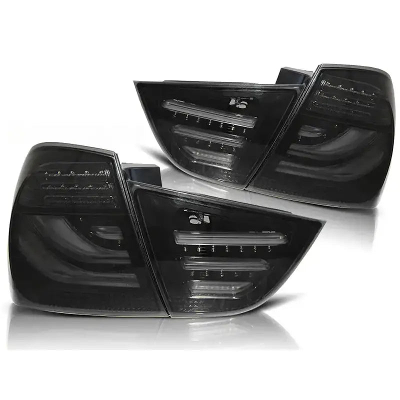 Baklykt Bmw E90 09-11 i sotet plast med synlige LED-striper, vist fra skrå vinkel.