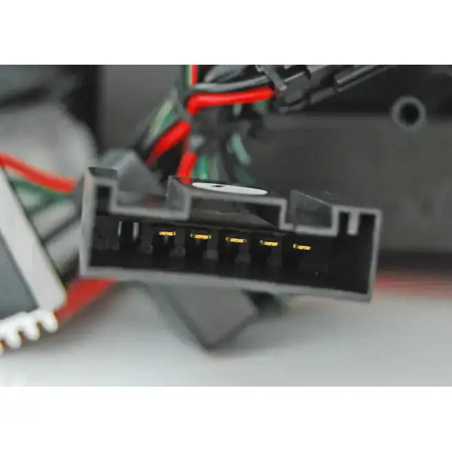 Baklys kontakt til Bmw E90 09-11 Smoke Black LED Bar, nærbilde av seks-pins plugg med ledninger.