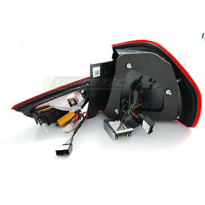 Baklamper Bmw E90 09-11 med rød ramme og sorte detaljer, sett fra undersiden med synlige koblinger.