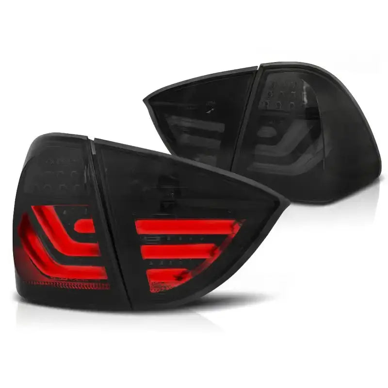 Baklykt Bmw E91 05-08 Smoke Black LED Bar med røde LED-striper, avbildet fra skrå vinkel.