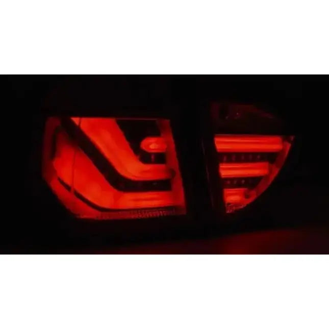 Baklamper Bmw E91 09-11 Red Smoke med røde LED-lys og moderne LED-bar i mørket.