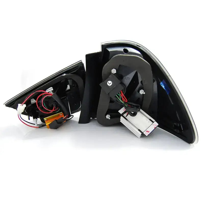 Baklys Bmw E91 09-11 Smoke Black LED Bar sett, bakside med synlige ledninger og koblinger.
