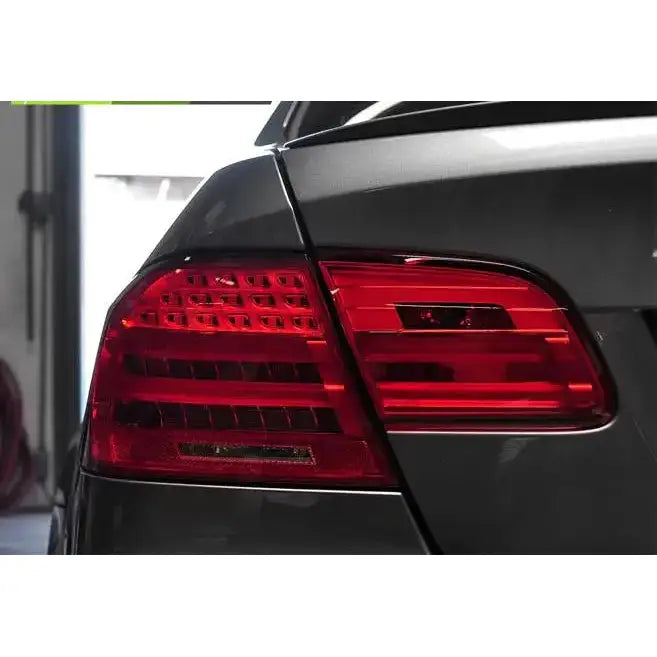 Baklys Bmw E92 09.06-03.10 Red Smoke LED Bar med røde og svarte detaljer sett fra skrå bakside.