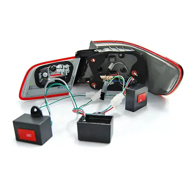 Baklamper Bmw E92 Red Smoke LED Bar vist fra skrå vinkel med synlige tilkoblingspunkter.