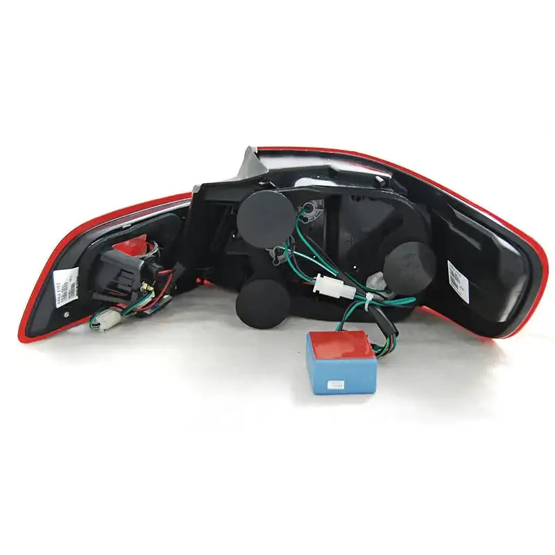 Baklys Bmw E92 LED bakside med synlige ledninger, kontakter og elektroniske komponenter.