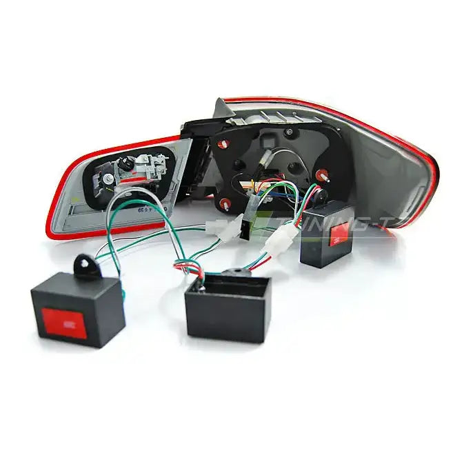 Baklykt Bmw E92 09.06-03.10 modul med ledninger og elektronikk, sett fra skrå bakside.