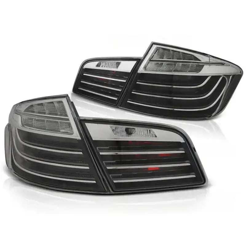 Baklykt Bmw F10 Black Chrome LED Bar med sotet glass og horisontale linjer på hvit bakgrunn.