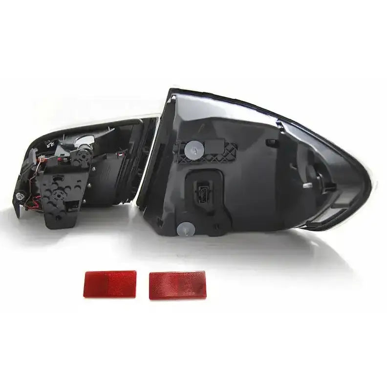 Baklykter Bmw F10 Black Chrome LED Bar LCI sett bakfra med synlige koblingspunkter og røde reflekser.