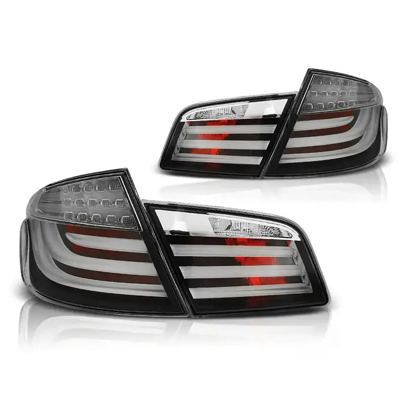 Baklykt Bmw F10 Black Led Bar med sotet glass, svarte detaljer og stripet LED-mønster.