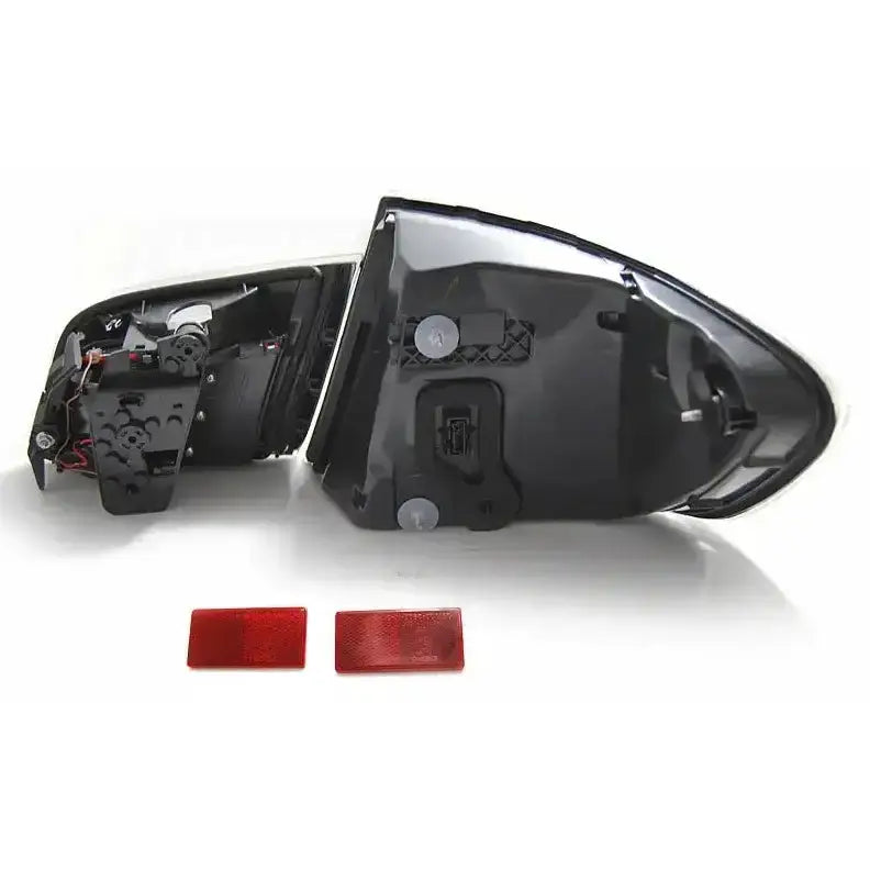 Baklykter Bmw F10 Black Smoke LED bakside med koblinger og to røde reflekser på hvit bakgrunn.