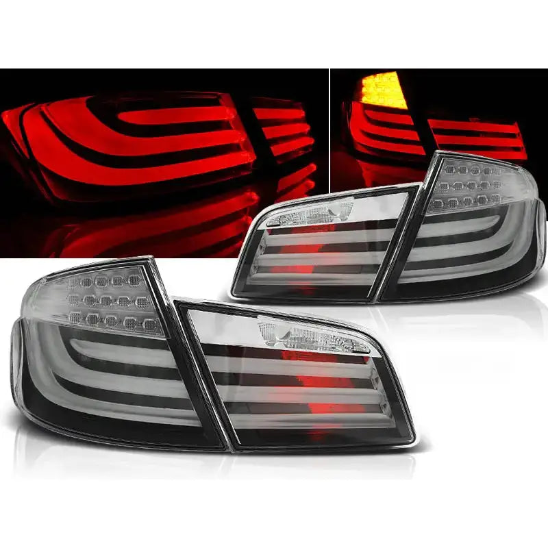 Baklykter Bmw F10 10-07.13 GRAY LED Bar med rødt lys og blinklys, sett fra skrå vinkel i mørket.