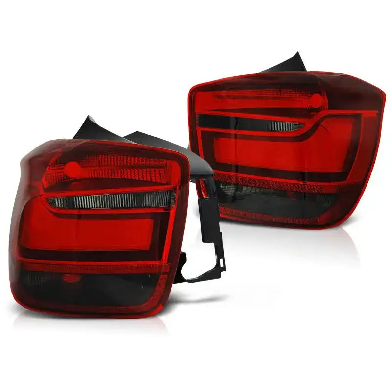 Baklykt Bmw F20/F21 11-12.14 Red Smoke LED Bar sett fra skrå vinkel med røde og svarte detaljer.