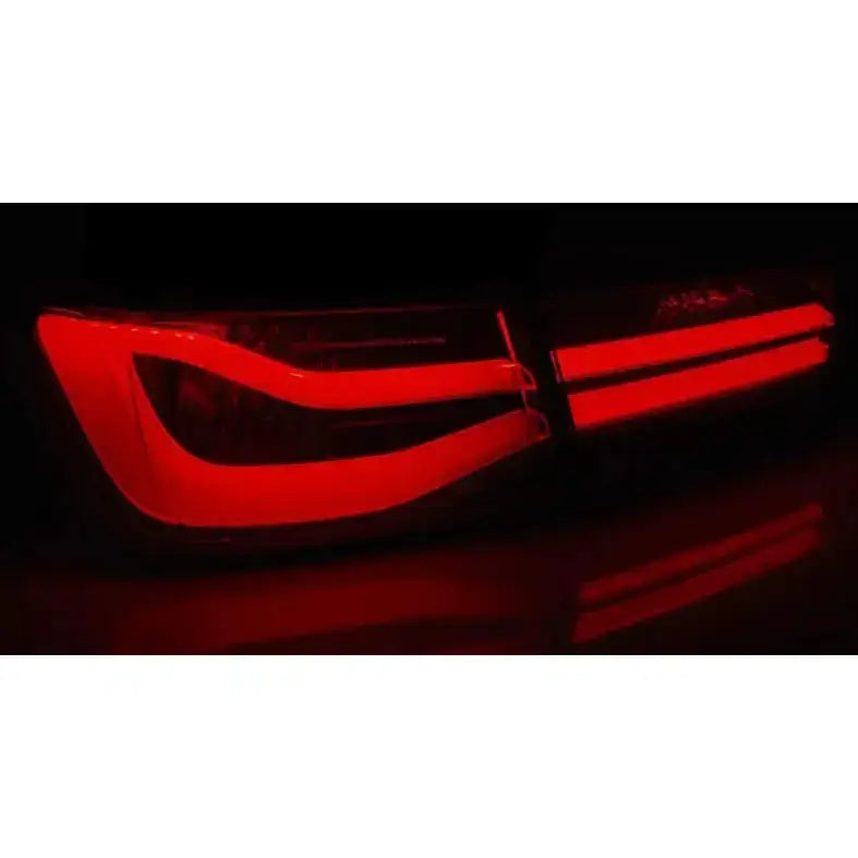 Baklys Bmw F30 11-15 med røde LED-bar fra skrå vinkel, moderne design og sterk lysstyrke.
