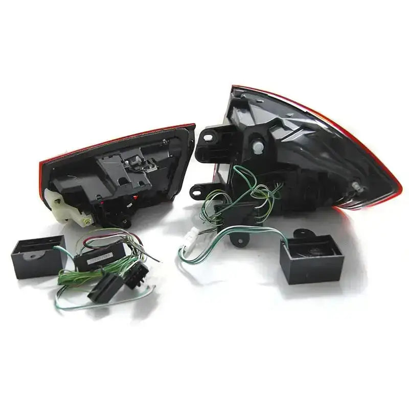 Baklykter Bmw F30 11-15 Red Smoke Led Bar sett fra baksiden med ledninger på hvit overflate.