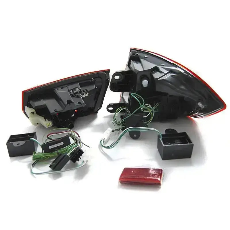 Baklykter Bmw F30 11-15 Smoke Led Bar sett fra innsiden med ledninger og rød reflektor.